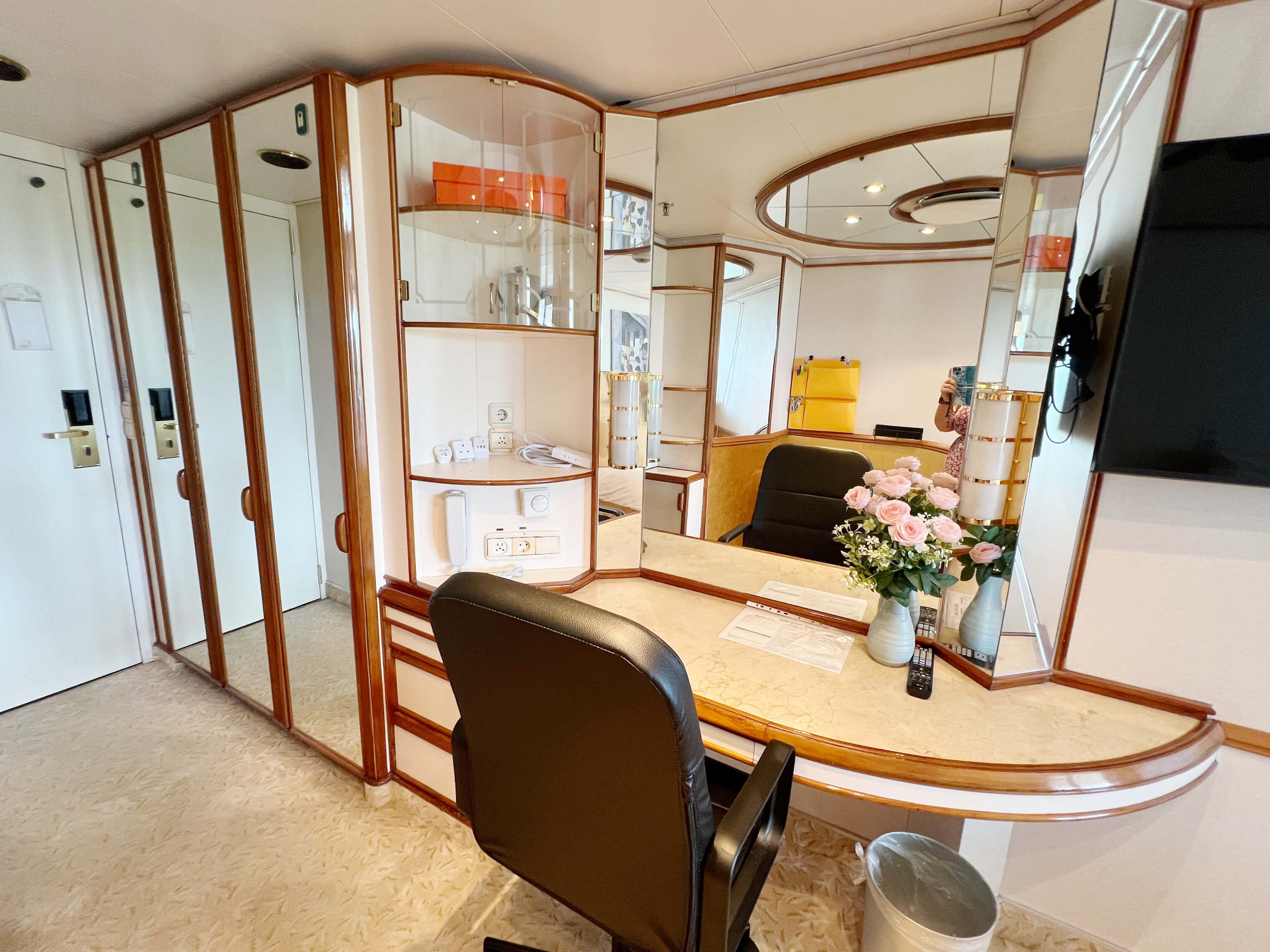 Writing desk and the closets
